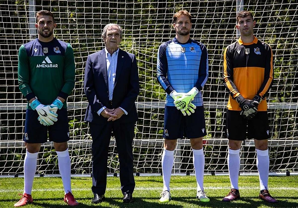 Luis Arconada posa junto a los tres porteros de la Real con las nuevas indumentarias en homenaje a la leyenda realista.