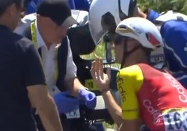 Bryan Coquard siendo atendido y mostrando al médico la mano lesionada en el incidente.