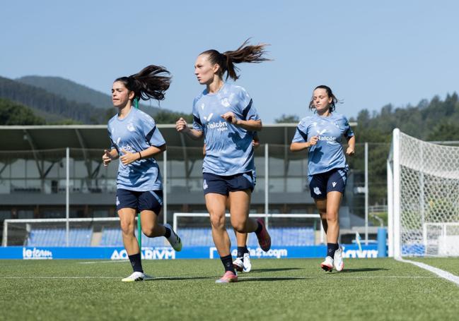 Arola Aparicio, Intza Egiguren y Aiara Agirrezabala realizan las pruebas físicas en el Z4.