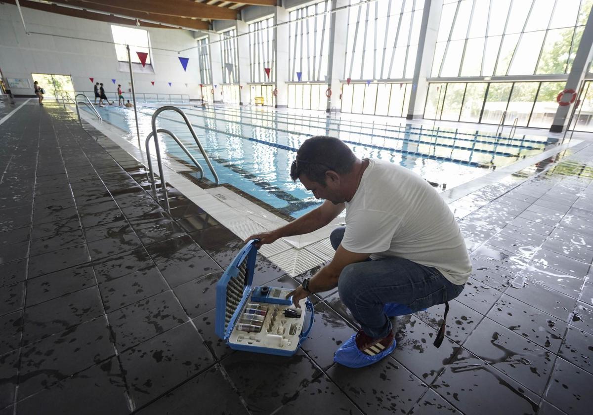 Iñigo Fernández, técnico de piscinas, en el polideportivo de Intxaurrondo.