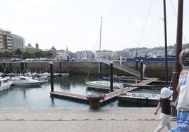 Barcos amarrados en el Muelle donostiarra.