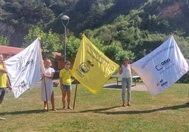 Autoridades, responsables del club de remo y patrocinadores, ayer con tres de las cuatro banderas que se ponen en juego este fin de semana en Orio.