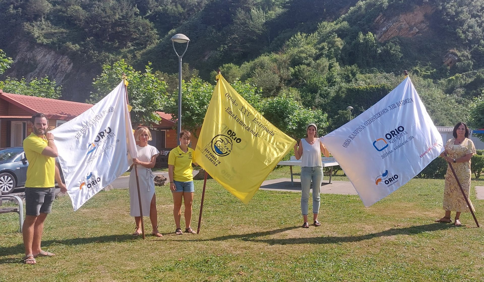 Autoridades, responsables del club de remo y patrocinadores, ayer con tres de las cuatro banderas que se ponen en juego este fin de semana en Orio.