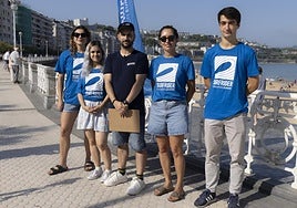 Miembros de la fundación Surfrider este jueves en el paseo de La Concha
