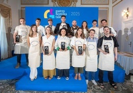 Los ganadores del Gastronomika Talent 2025 posan con los galardones y los delantales de Donostia Turismo al término del evento.