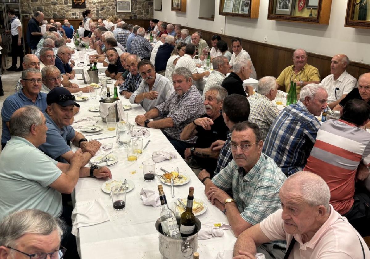 La mayoría de los arrantzales de los puertos guipuzcoanos compartieron mesa en la sociedad Gaztelubide.
