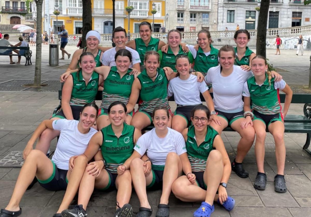 Componentes de 'Maialen' tras haber competido en Lekeitio.