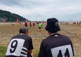 Dos jugadores del Txingudi siguiendo uno de los partidos disputados en el VIII Hondarribia Beach Rugby.