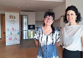 Agurtzane Solaberrieta Mesa, alcaldesa de Usurbil, y Maider Azurmendi, responsable de redes comunitarias de Matia.