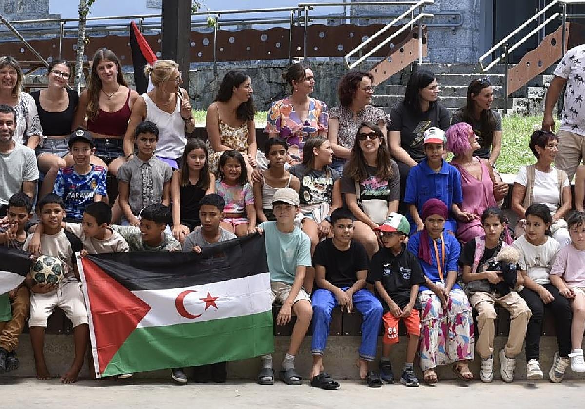 Familias de acogida con los 13 niños y niñas saharauis que pasarán el verano en la comarca, cinco de ellos en Tolosa.
