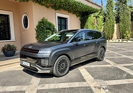 La imagen del Hyundai IONIQ 9 es muy espectacular y los materiales de sus asientos y de muchas partes del interior son sostenibles, con tejidos reciclados, plásticos biológicos o pinturas a base de aceite de linaza.