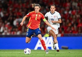 Irene Paredes conduce el balón ante la suiza Iman Beney, este viernes en Berna.