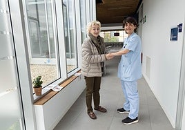 Isabel Urquijo y la enfermera del centro de salud de Aiete, Mari Jose Alzuri, de cogen de la mano.