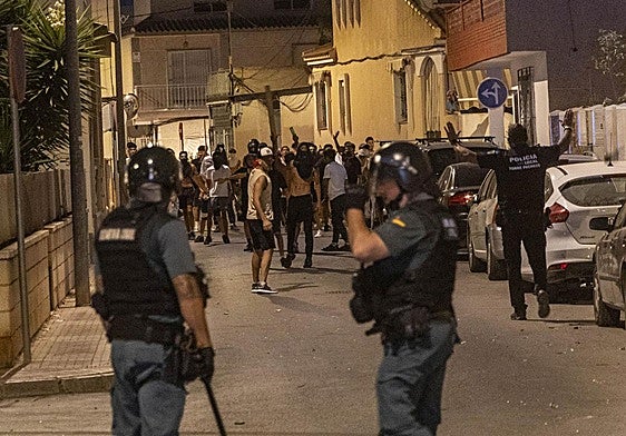 Agentes de la Guardia Civil durante una noche de disturbios en Torre Pacheco.