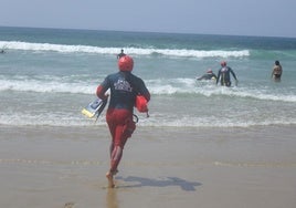 Bomberos catalanes, practicando en la playa de la Zurriola.