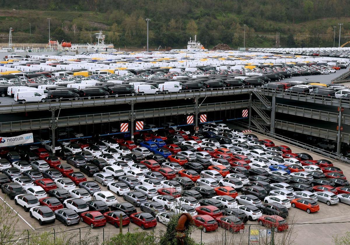 Silo de coches en el Puerto de Pasaia, uno de los principales centros logísticos de exportación.