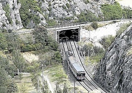 Actual línea ferroviaria en el desfiladero de Pancorbo, en Burgos.
