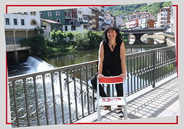 Itziar Agirre Soraluzeko paisaiarik esanguratsuena bistaratzen duen pasealekuan, Deba ibaiaren ondoan.