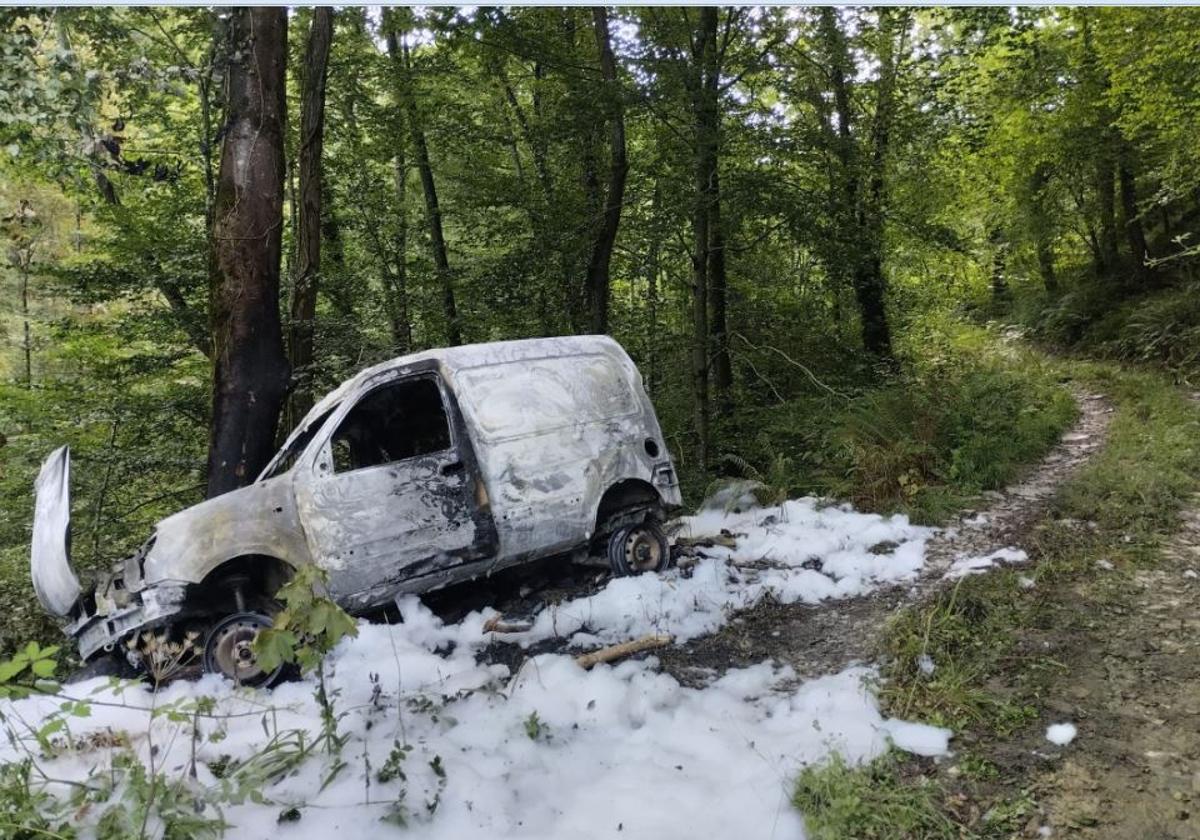 Los bomberos sofocaron las llamas que destrozaron el vehículo municipal.