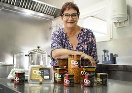 Begoña, en su conservera de Martindegi. Entre botes de mermeladas con flores, cremas de calabaza y garbanzos para un guiso de rabo.