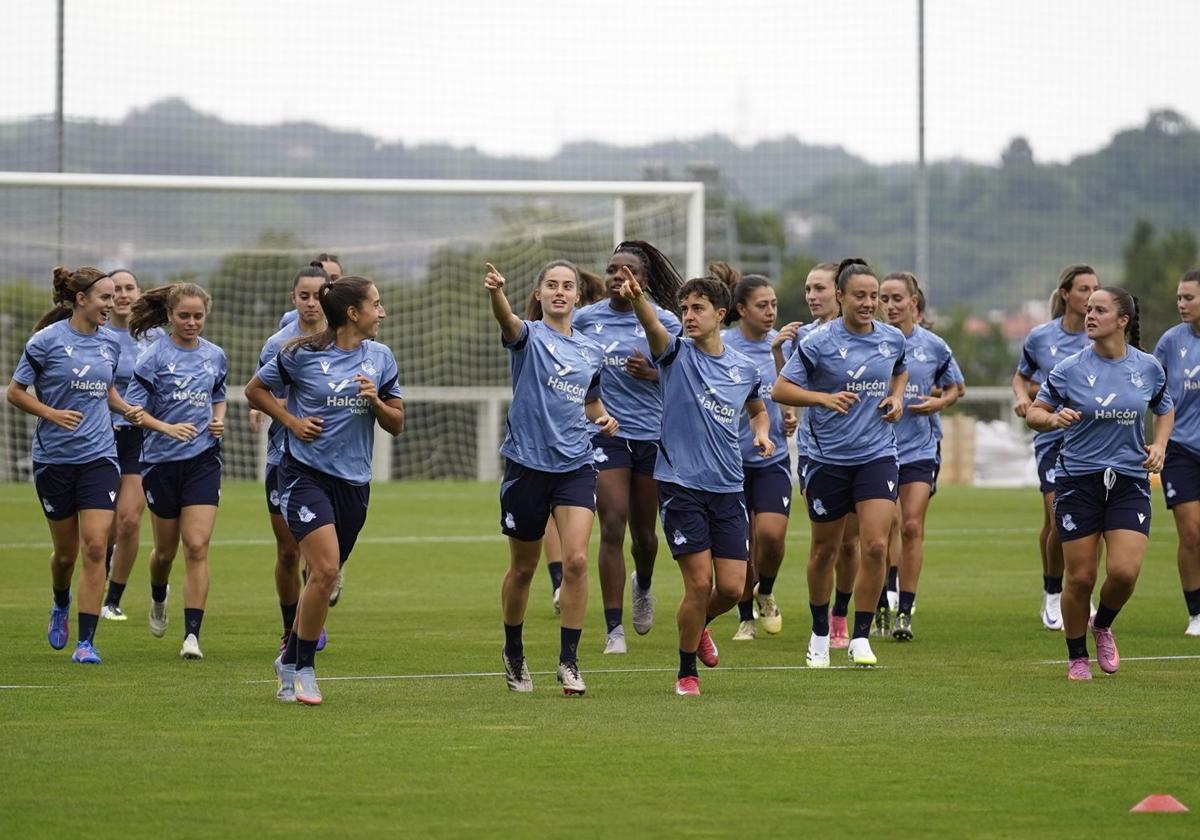 Las jugadoras de la Real corren por el césped durante la primera sesión de entrenamiento.