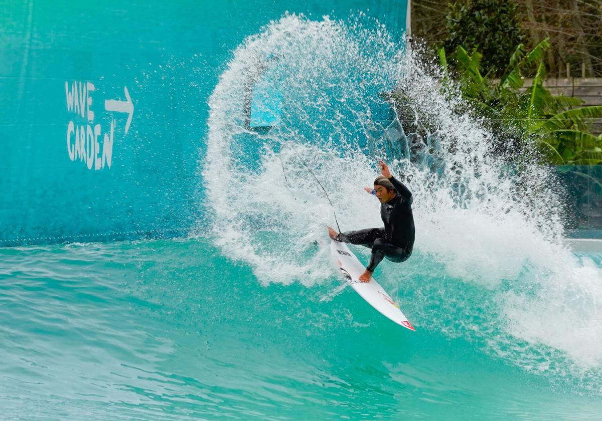 Kanoa Igarashi, surfista profesional e inversor en el proyecto, coge una ola en instalaciones de Wavegarden