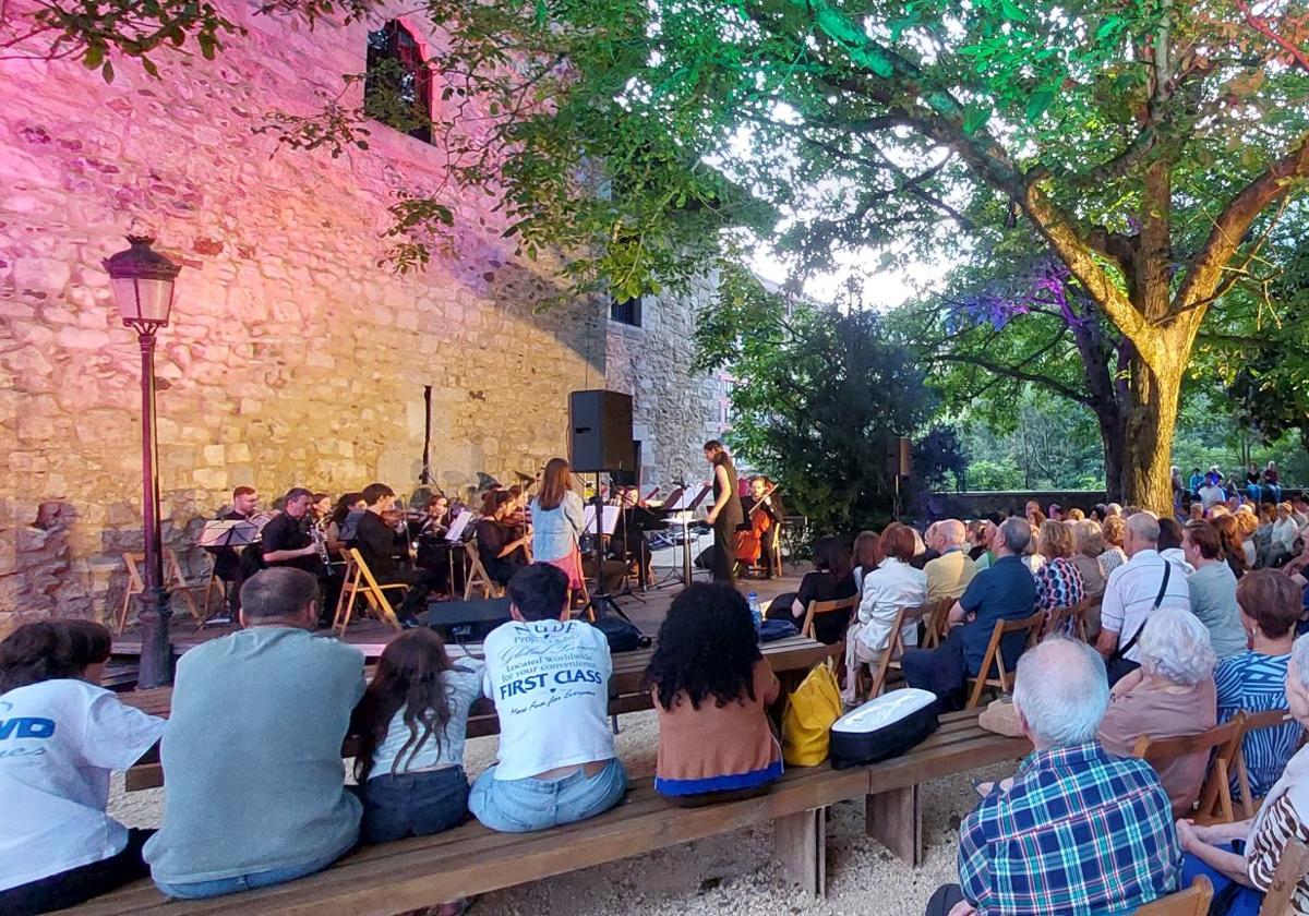 Easo Sinfonietta ofreció un concierto ayer en los jardines de la Torre Enparan, lugar en el que estaba previsto que actuara hoy el trío Mucalinda