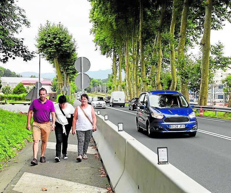 Los vecinos caminan por el paseo para peatones habilitado para aportar más seguridad a quienes hagan uso de la pasarela.