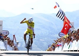 Tadej Pogacar celebra su cuarto triunfo de etapa en este Tour.