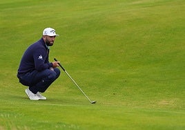 Rahm acaba el golpe con el driver en el par 4 del hoyo cuatro