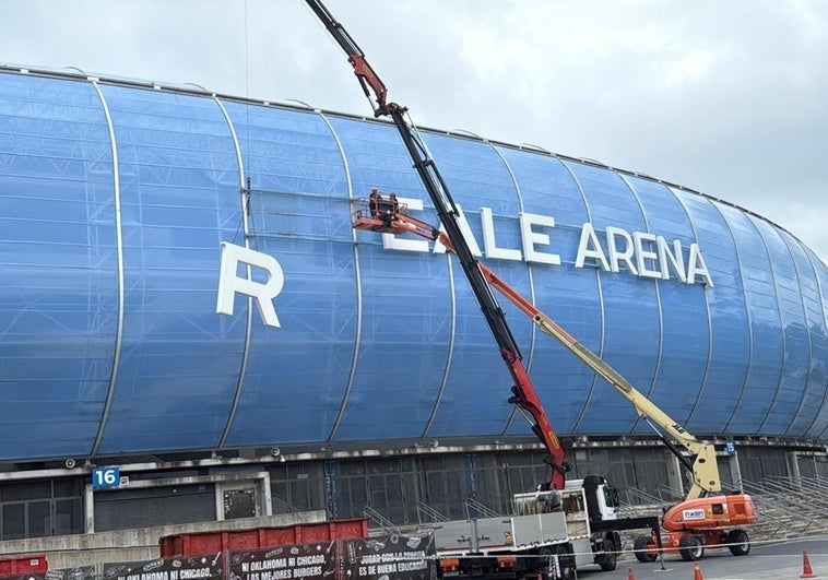 Un momento del desmontado del letrero del Reale Arena, esta mañana en Anoeta.