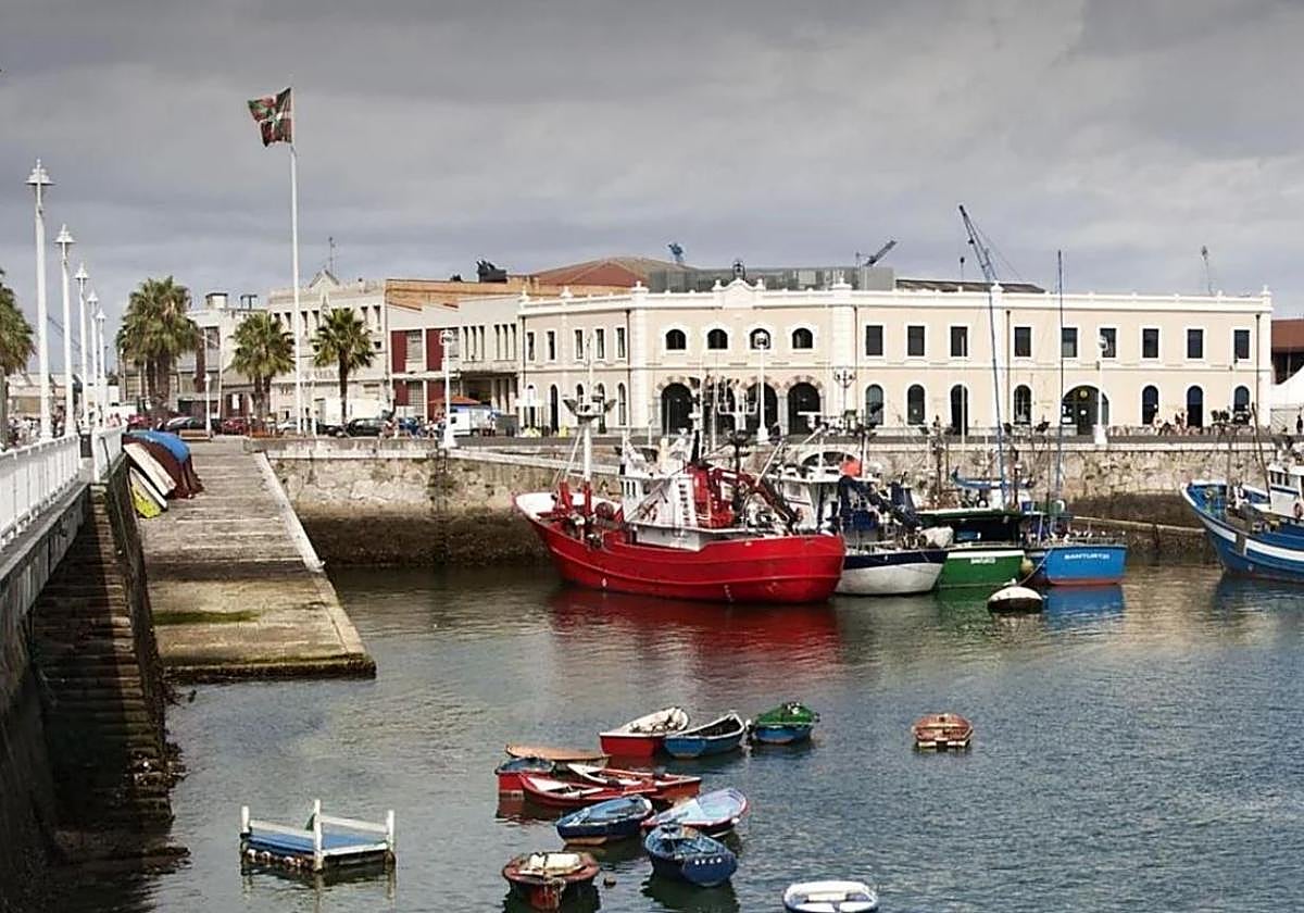Muere un hombre de 62 años tras caer desde un muro en el puerto de Santurtzi