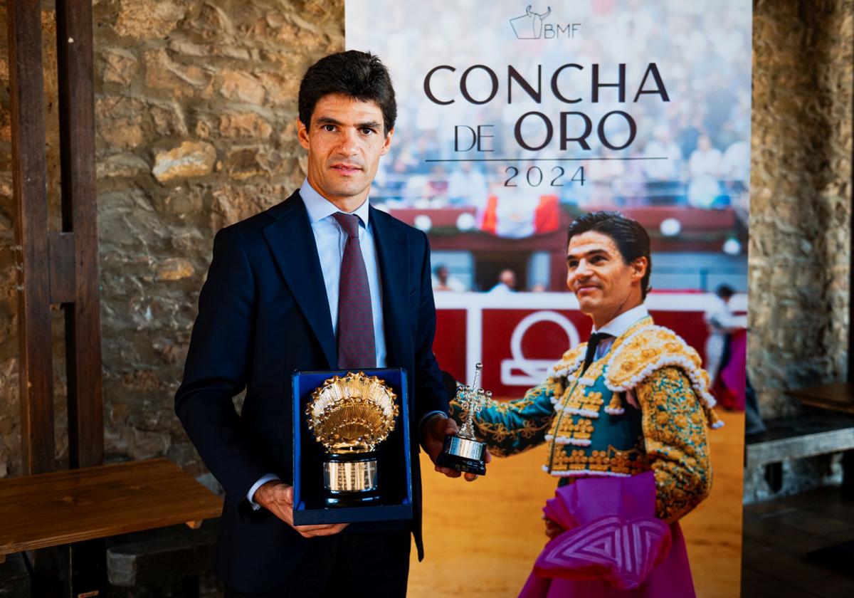 Pablo Aguado, este jueves con el Trofeo, en la Cofradía Vasca de Gastronomía.