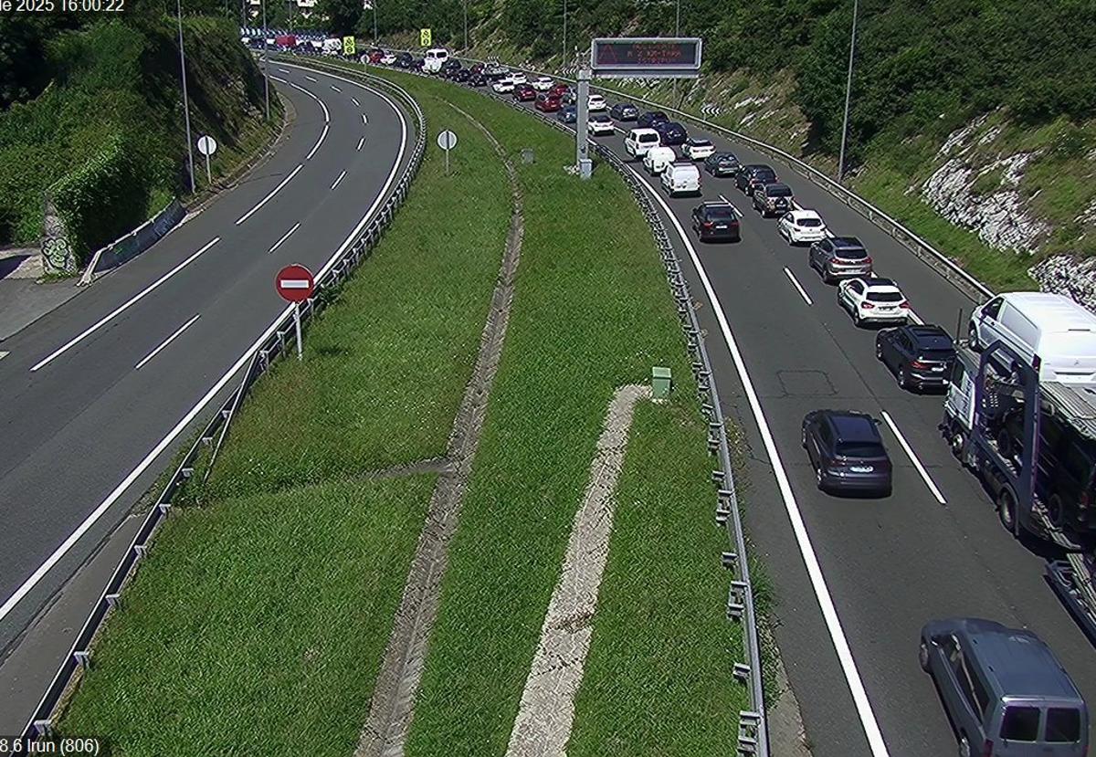 Tres accidentes dejan importantes retenciones en la variante de Donostia y la N-I