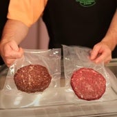 Dos hamburguesas envasadas al vacío.