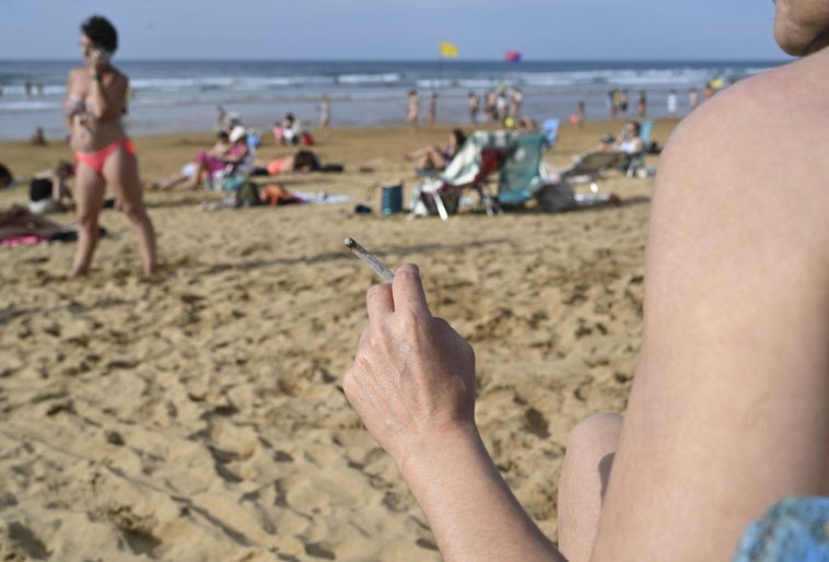 La playa de Zarautz, que se convertirá en la primera de Euskadi en prohibir el tabaco.