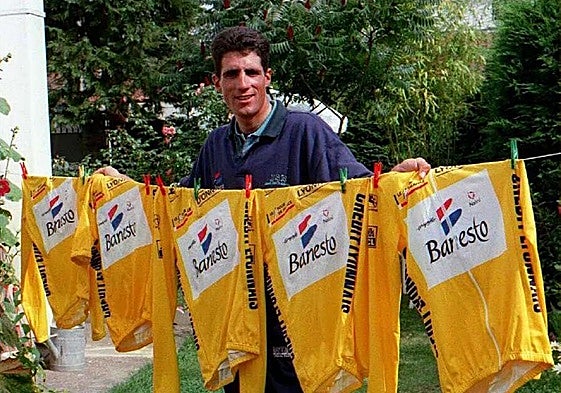 Pentacampeón. Miguel Indurain,con los cinco maillots amarillos que ganó en el Tour de Francia.