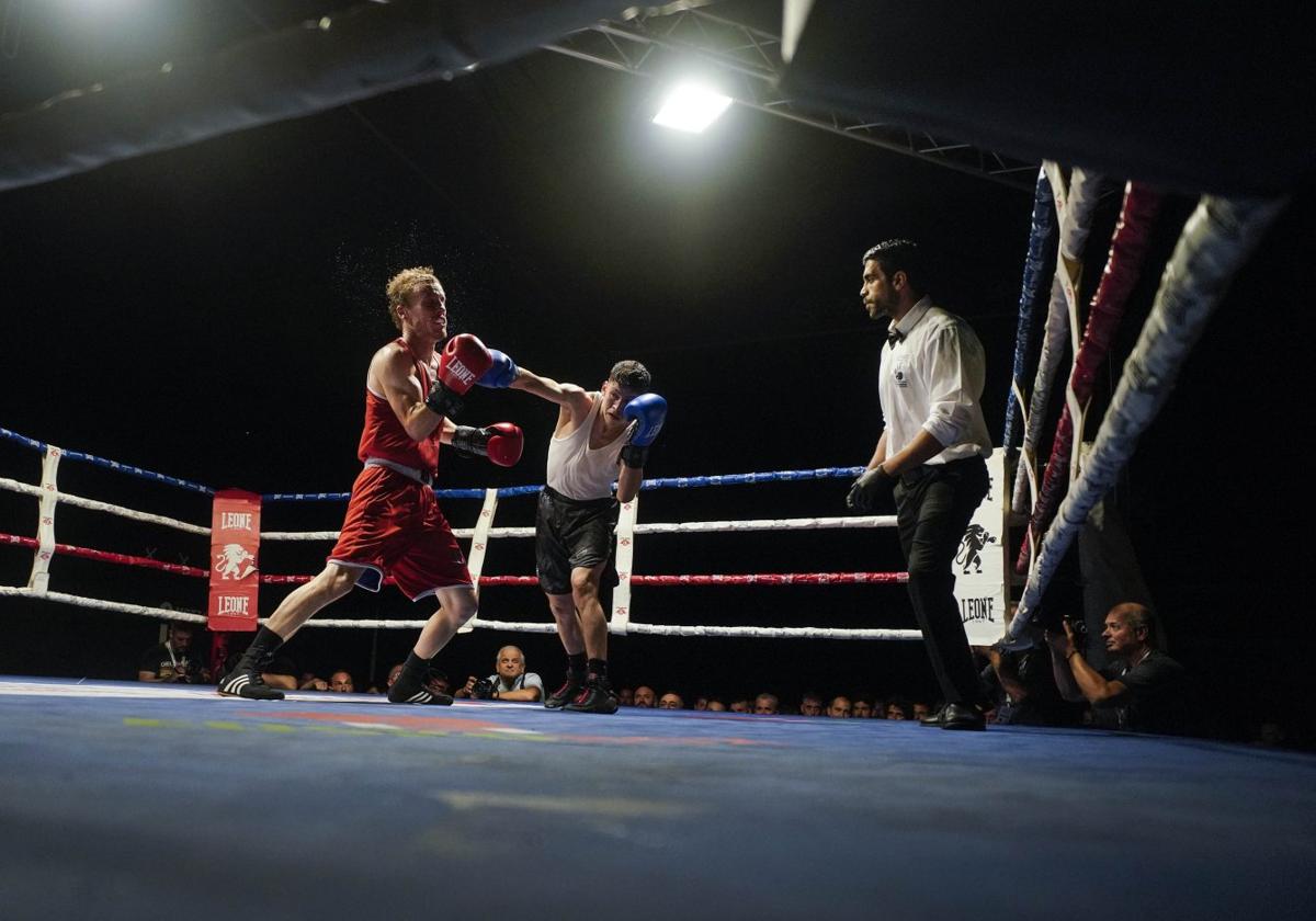Grandes gimnasios enfrentados. Sobre lalona, los púgiles entrenados por Euskobox,Team Látigo, Punch Boxing, 09/200... En la foto, un buen derechazo.