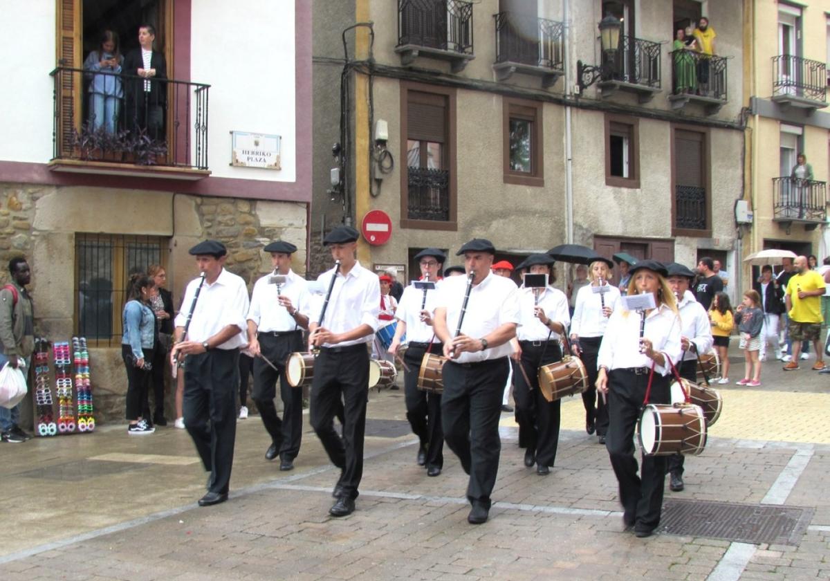 Los txistularis y tambores pondrán el fondo sonoro al desfile.
