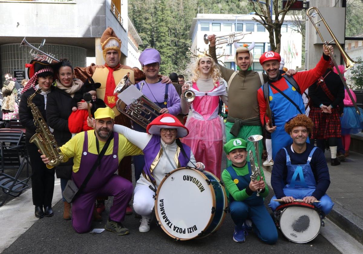Al igual que el pasado carnaval, la fiestas de Santa Ana arrancarán al ritmo de la txaranga Bizi Poza.