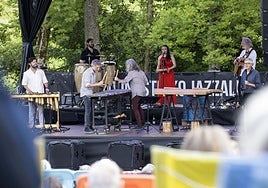 El proyecto Bascolombia, formado por las bandas vasca Oreka TX y colombiana Phonoclórica, ha calentado este sábado la jornada prólogo de la 60 edición del Festival de Jazz.