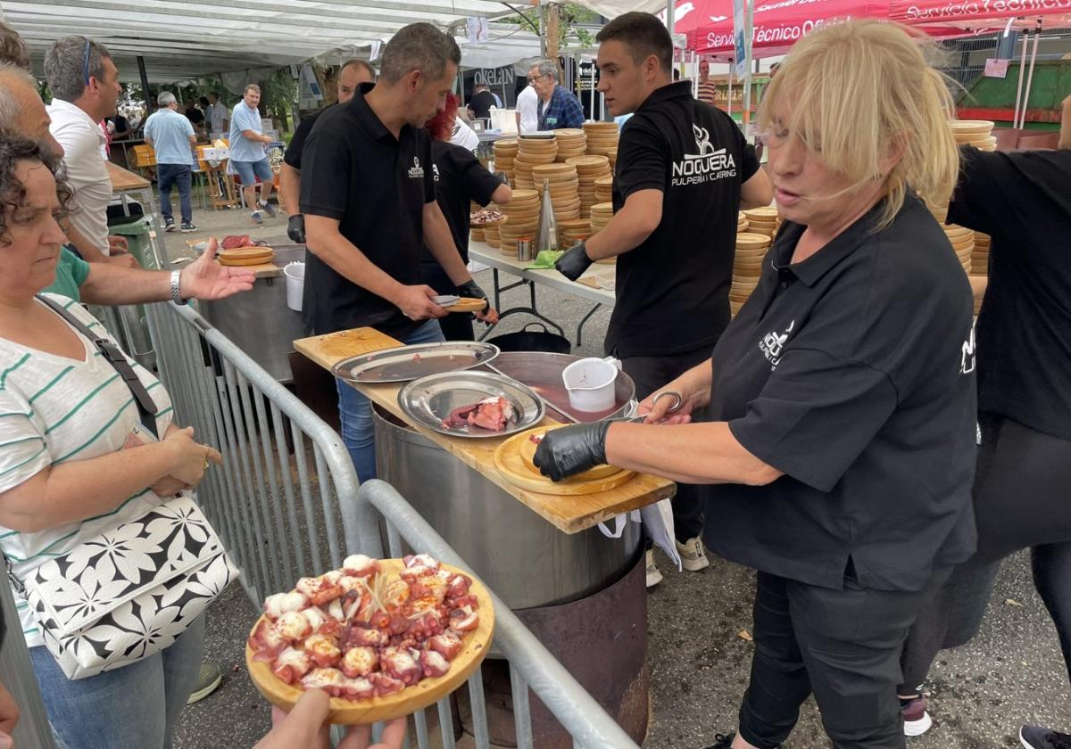 El pulpo es uno de los grandes atractivos del Día de Galicia en la pradera de Iñurritza.