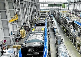 A la izquierda, una imagen de la fábrica de Talgo en Álava, y a la derecha una de las plantas de CAF en Gipuzkoa.