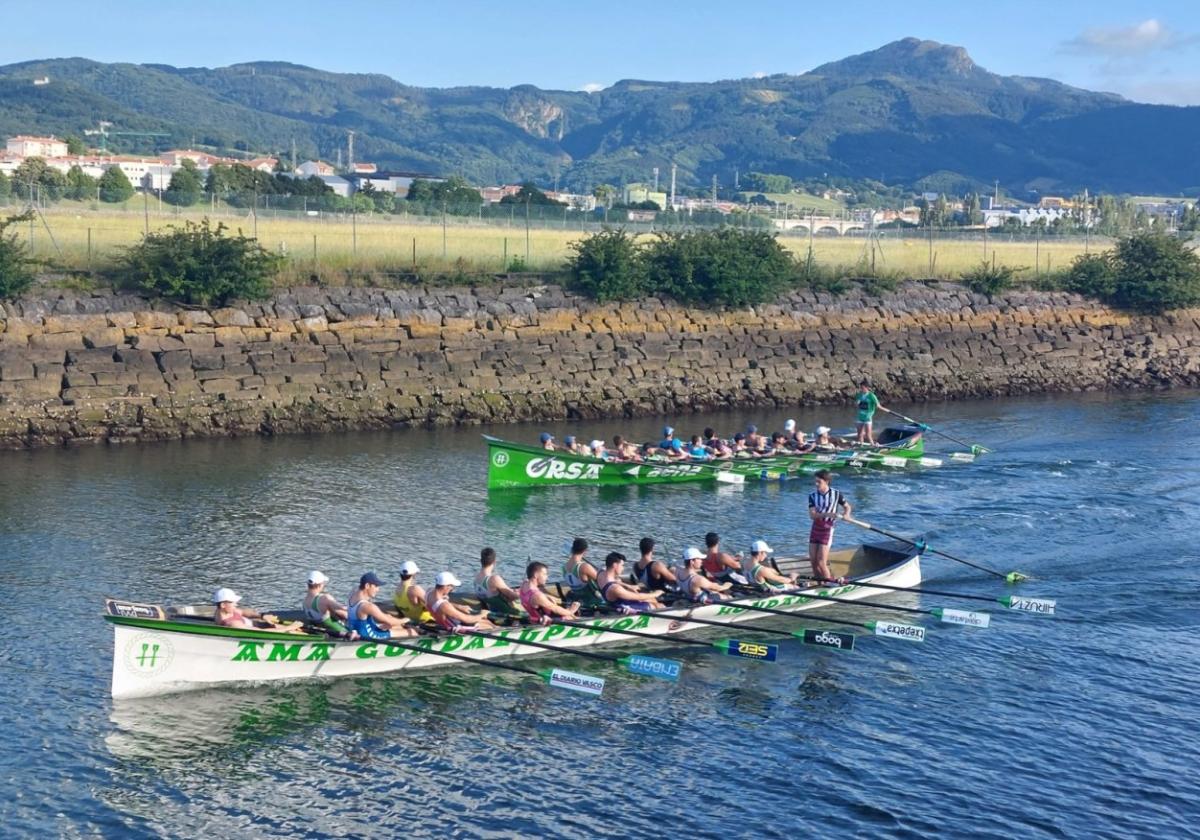 Las dos traineras masculinas, saliendo del Puntal para realizar un entrenamiento.