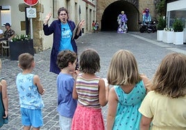 Mater ontziko kideak herriko umeekin jolasean eta erakusten.