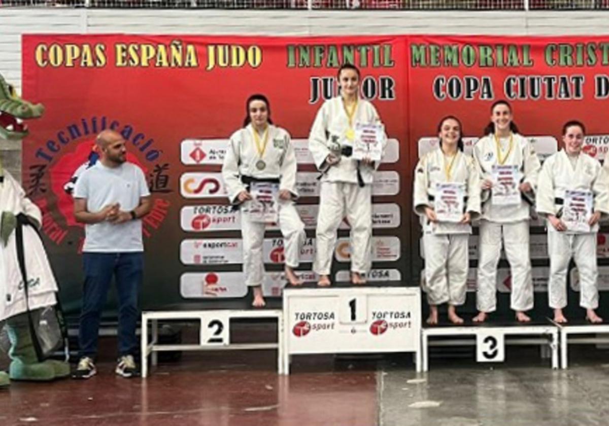 Nahia Arregi Hernández en el podio tras quedar segunda en la Copa de España Júnior de judo.