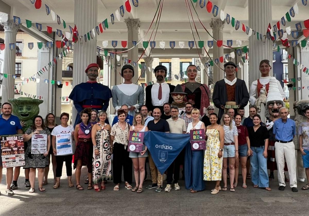 Imagen de los agentes locales y representantes del Ayuntamiento durante la presentación oficial de las fiestas de Santa Ana.