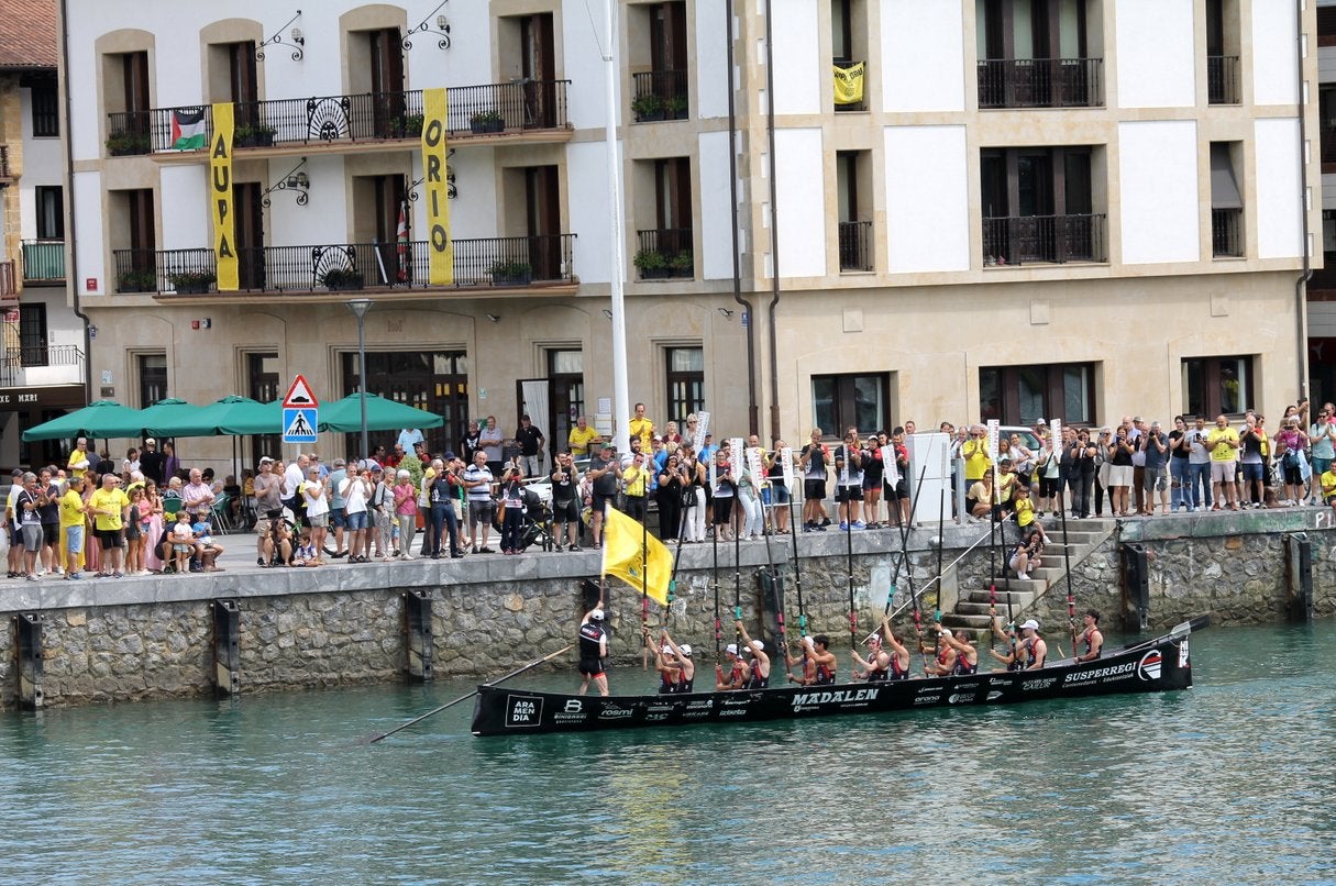 Hibaika ondea la bandera en la ría de Orio.