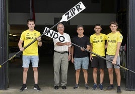Jon, Jose Ramon, Miguel Angel, Aritz y Mikel Lizarralde posan frente al club de remo en Orio.