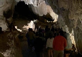 Urdazubi celebra el Día de su cueva Ikaburu